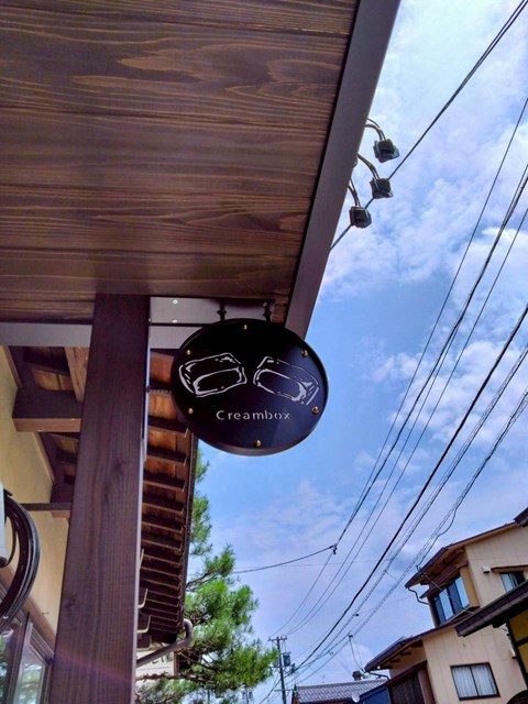 お店の雰囲気に合った看板を。